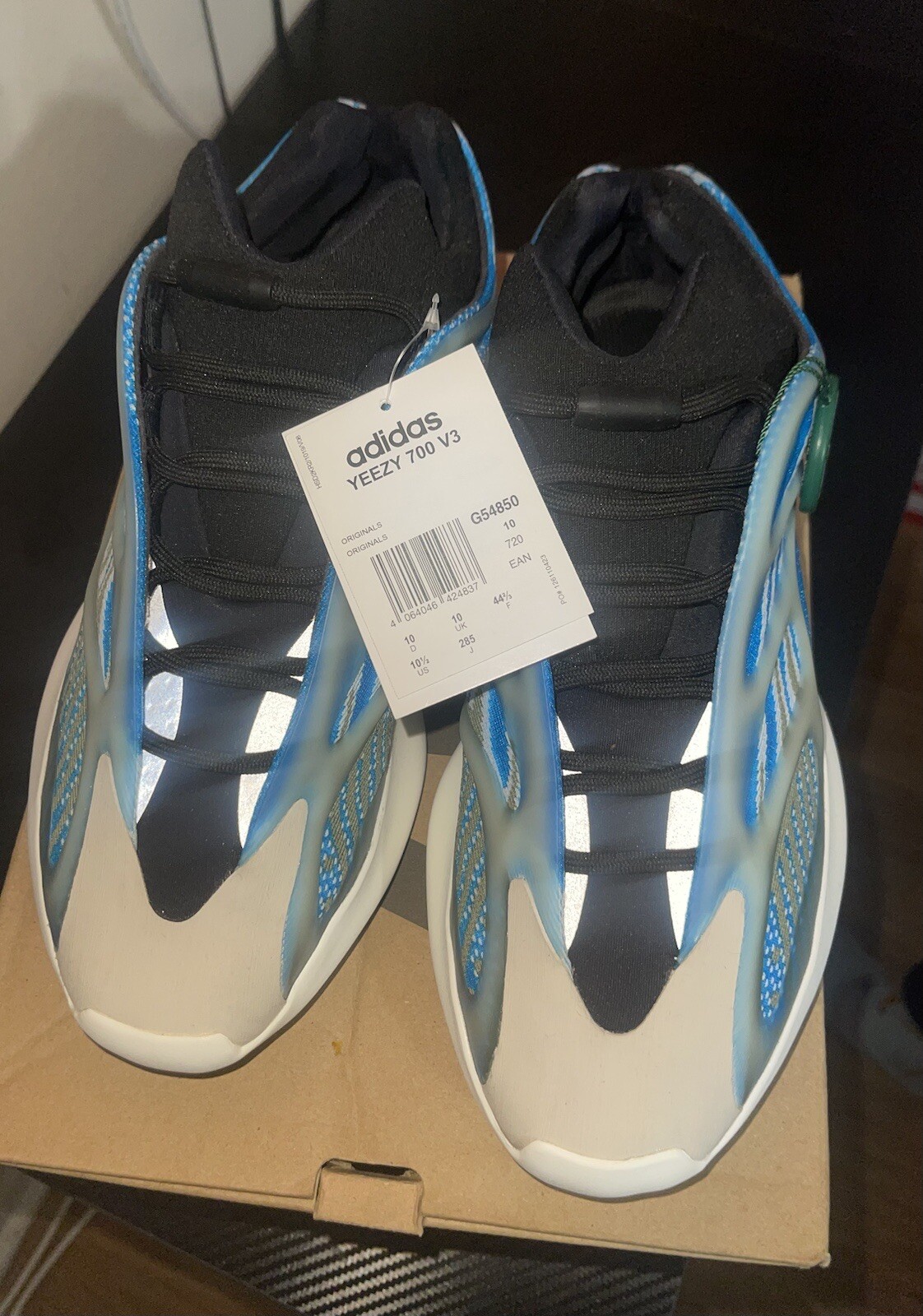 adidas YEEZY BOOST 飛ばさ 700 V3 