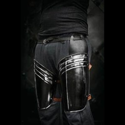 Guts Armor von Berserk, ein speziell Paar Beinschutz aus geschwärztem Stahl