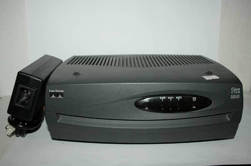 ROUTEUR CISCO 1751V+VIC-2FXS deux ports Voix Interface D