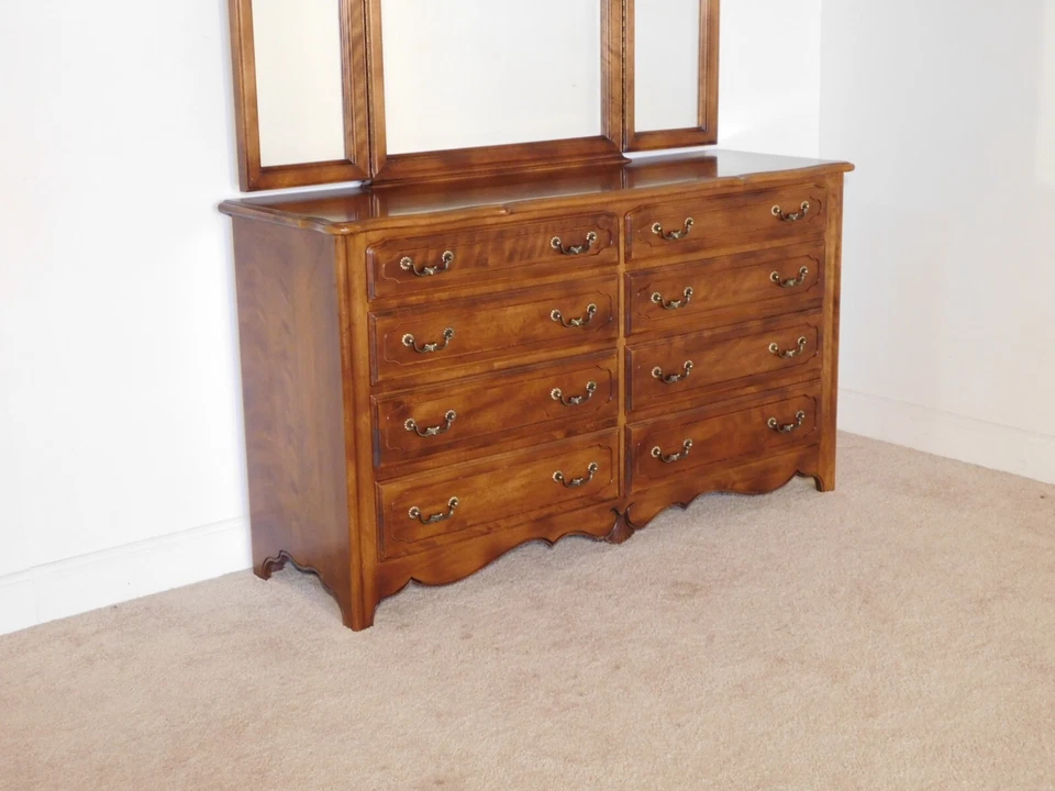 Итан Аллен 1980-е Французский Людовик XV Вишневый Длинный Сундук или Комод с Зеркалом Трехкратного Разложения - Изображение 2 из 4