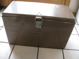 1950s Hemp & Co. Little Brown Chest enfriador de metal aislado 19" x 9" x 11 5"