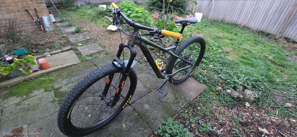 2021 Orbea Laufey H10 Hardtail MTB (Green, 29") – w/ Topeak Pump & Fox Helmet  - Image 4 of 4