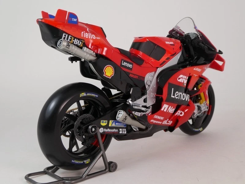 MAISTO 1:6 MOTO DIE CAST DUCATI DESMOSEDICI GP 2024 #1 F. BAGNAIA     ART  32245 - Immagine 2 di 3