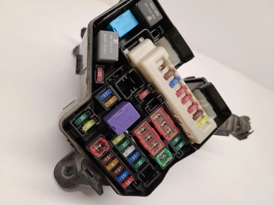12-19 TOYOTA YARIS LH Driver Left Fuse Box Engine Hatchback 821110UQ70D Foto 2 de 4