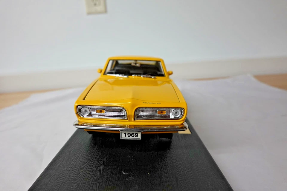 Yat Ming 92178 1969 Green Yellow Barracuda  Road Legends  1:18 Scale - Image 4 of 4