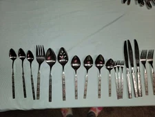 VINTAGE 1960S ONEIDA DISTINCTION DELUXE FLATWARE SET LOT 18 PATTERN CAPRI