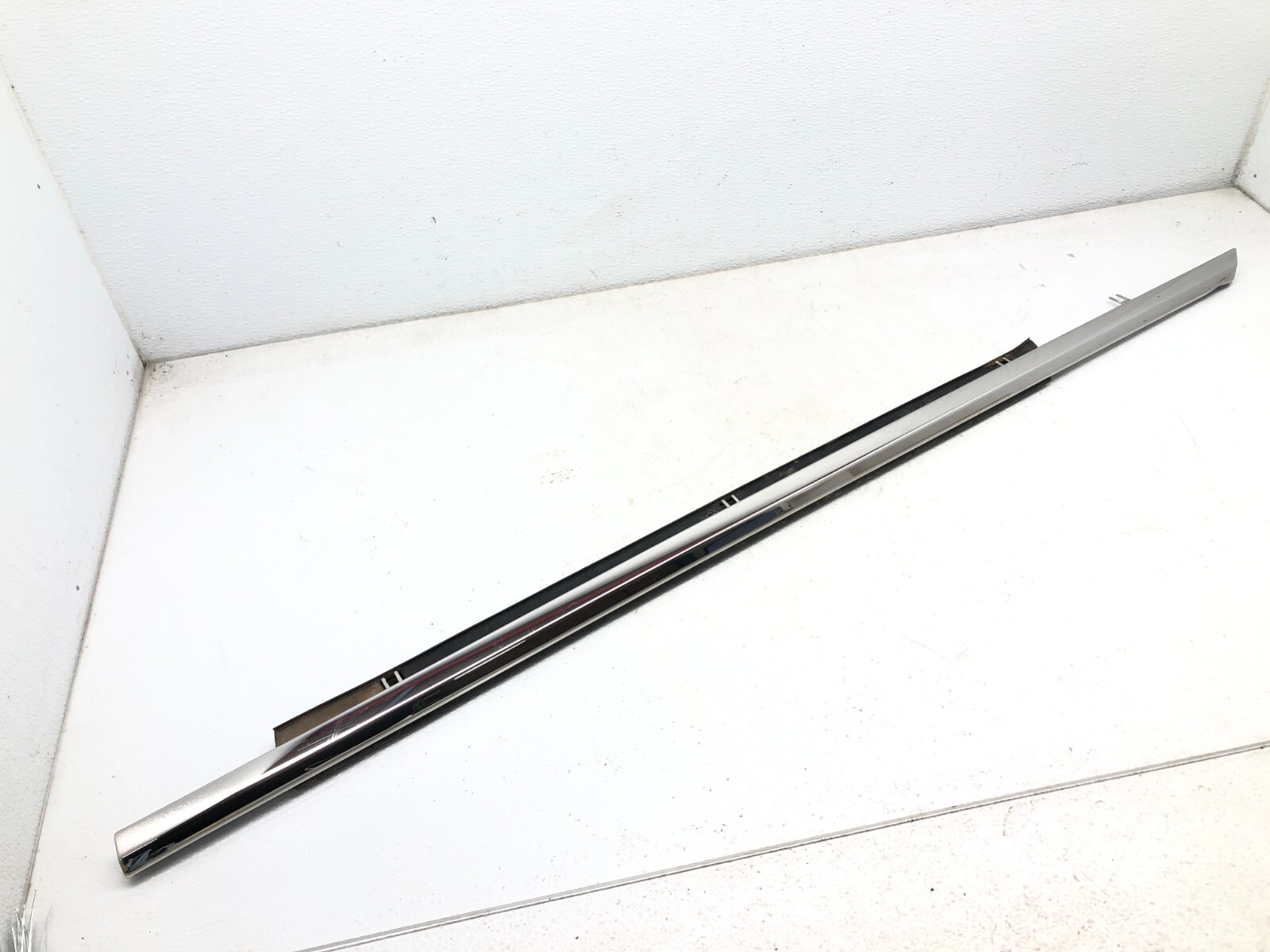 2014-2018 BENTLEY FLYING SPUR LEFT DRIVER FRONT DOOR WINDOW BELT MOLDING TRIM OE