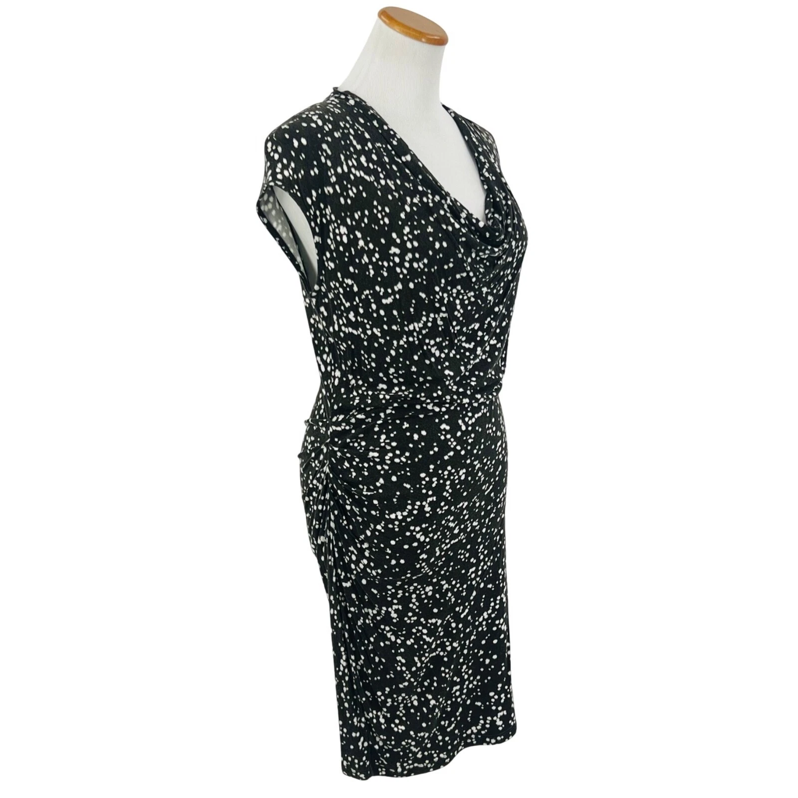 Abito MICHAEL Michael Kors marrone e bianco a pois schizzati scollo a cappuccio increspato