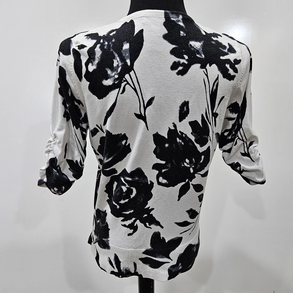 Cárdigan INC International Concepts Blanco Negro Floral Joya Abotonada Mediano  Foto 2 de 4