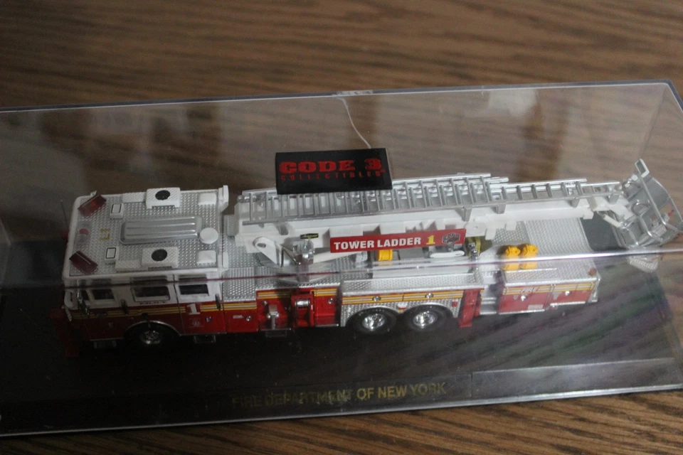 Code3 FDNY Tower Ladder 1 In plastic case - Image 4 of 4