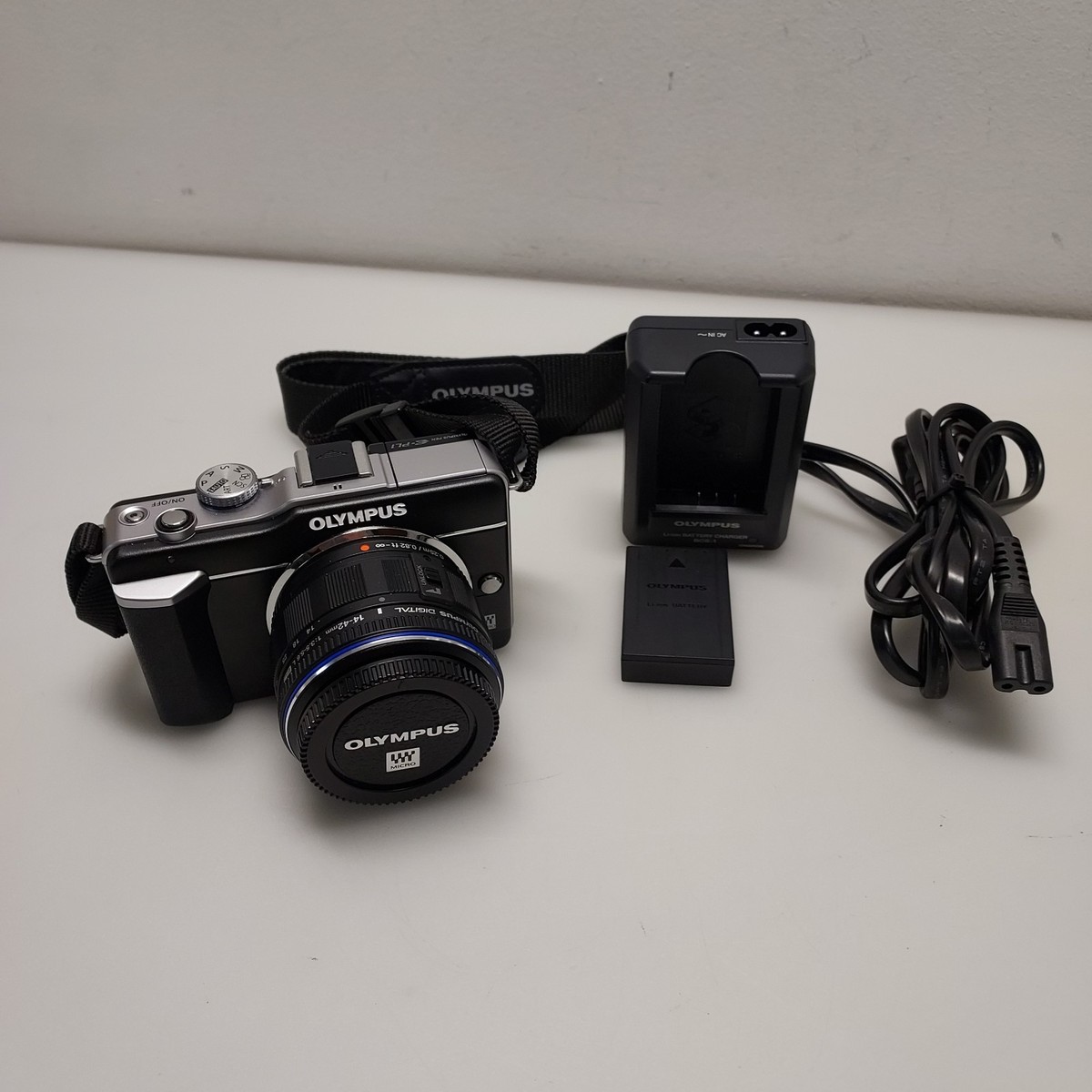OLYMPUS PEN E-PL1 MIRRORLESS 12.3MP DIGITAL CAMERA W/ M.ZUIKO LENS