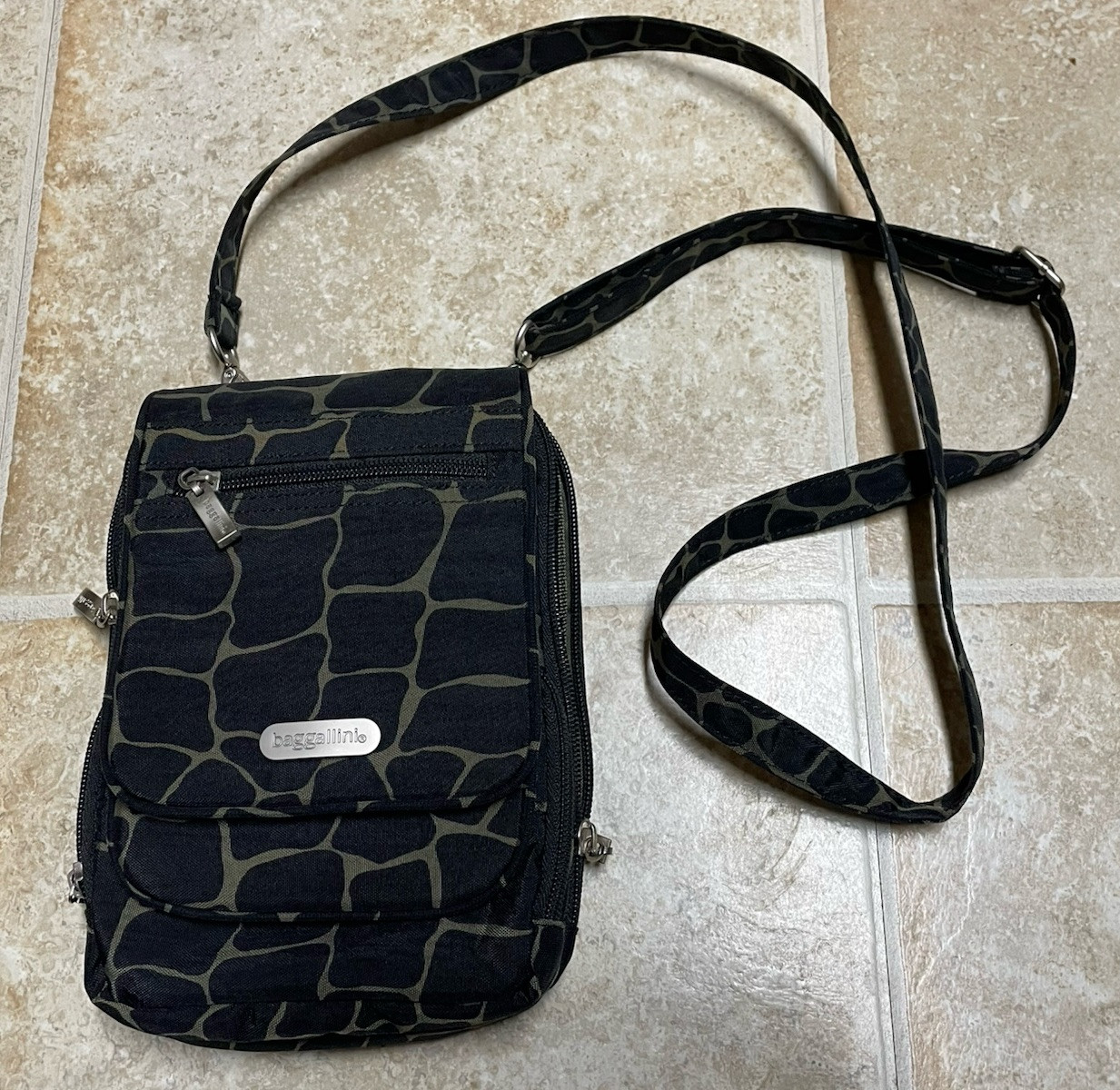 Baggallini Multi Function Crossbody Bag Organizer… - image 1