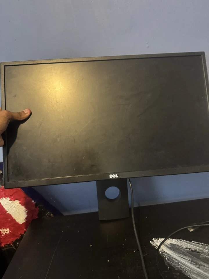 Monitor Dell con cable HDMI Foto 2 de 4