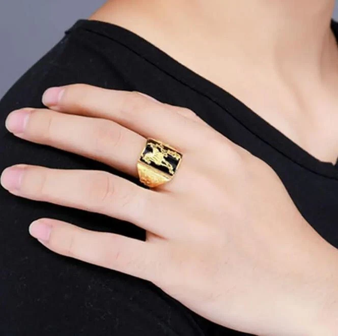 Bague Chevalière Motif Cheval Doré Noir Ajustable Homme Mode Bijoux Modèle 1 - Photo 2/2