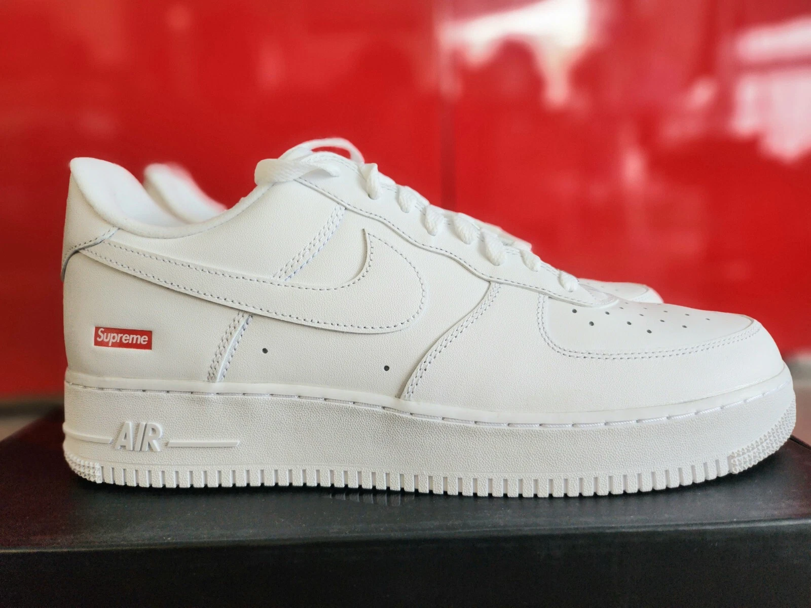 Neuf   Baskets blanches Nike Air Force 1 Low Supreme Box Logo CU9225 100 US 12
