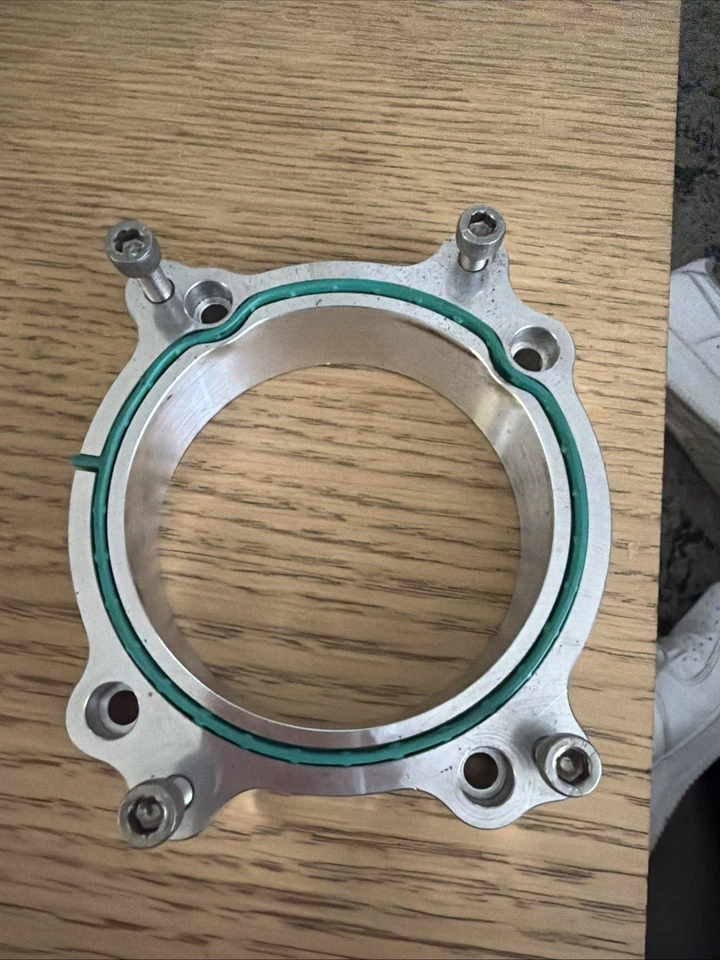 Cuerpo del acelerador Ford Performance GT350 87 mm + adaptador Mustang GT 2015-2017 Foto 4 de 4