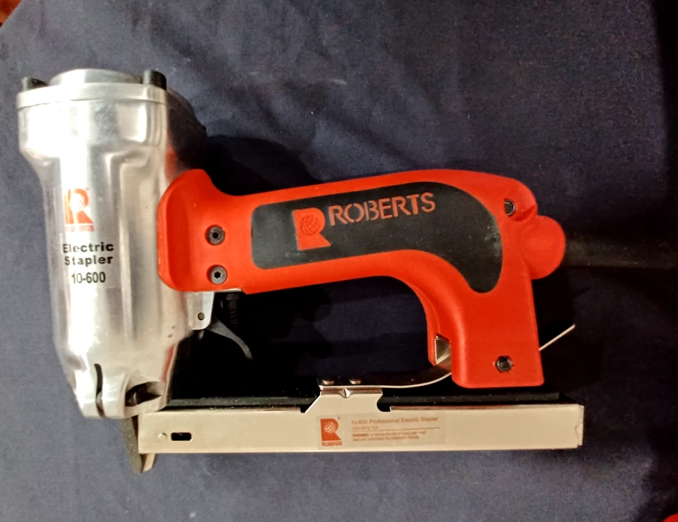Grapadora eléctrica Roberts Pro 10-600, corona 3/16, 120/15 amperios, calibre 20 con estuche Foto 3 de 4