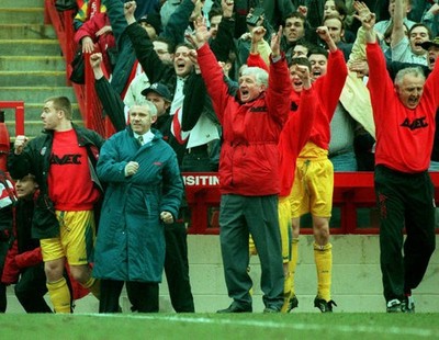 Peter Reid manager of Sunderland and team Bench celebrate Win afte- Old Photo
