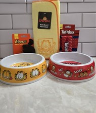 Lote de tazones para mascotas Garfield + mantel individual + juguetes de vinilo para perros Twizzlers & Reese’s - Nuevo