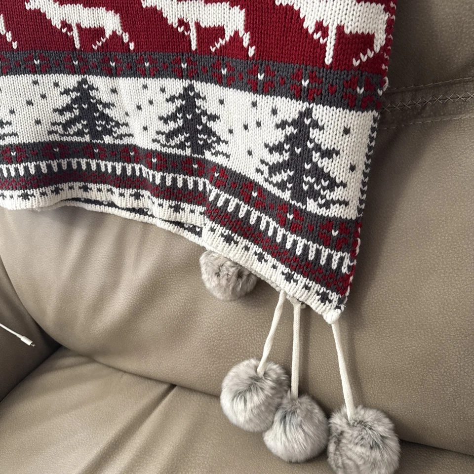 Pottery Barn? Fair Isle tiro de reno 52x66” rojo verde con manta pompón Foto 2 de 4