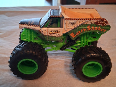 MONSTER JAM. HOT WHEELS. 1:64. LOOSE. EARTH SHKER. MYSTER MUDDER.ES2-22.GREEN.