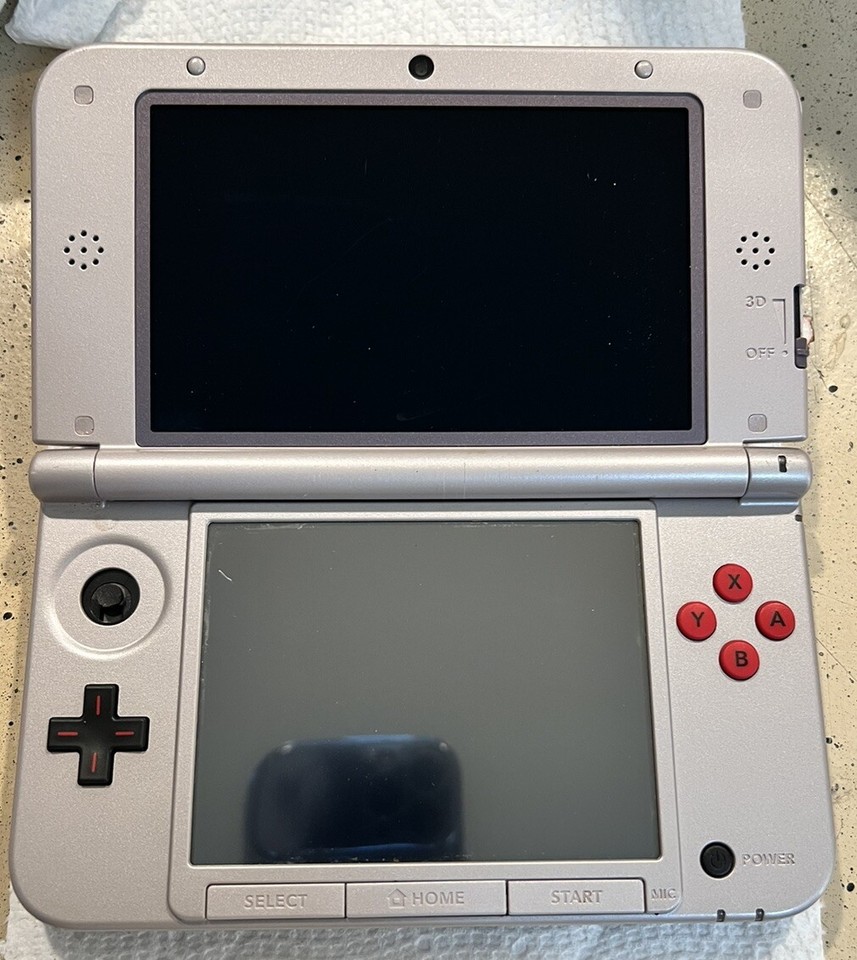 Nintendo 3DS XL Retro Silver NES Edition. This Unit Can’t Read Games