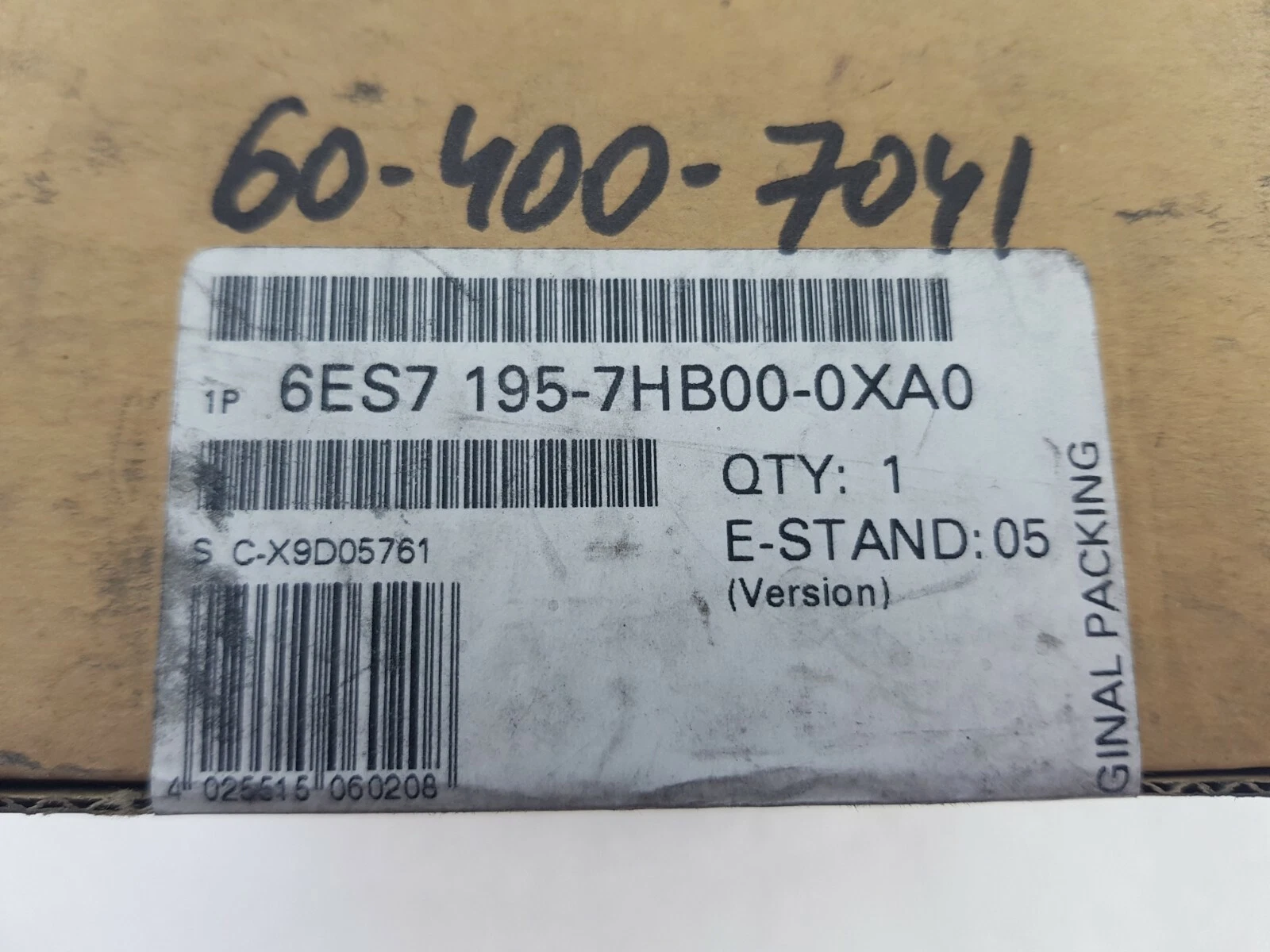 Close-up of the Siemens box label: 6ES7 195-7HB00-0XA0, QTY 1, E-Stand 05