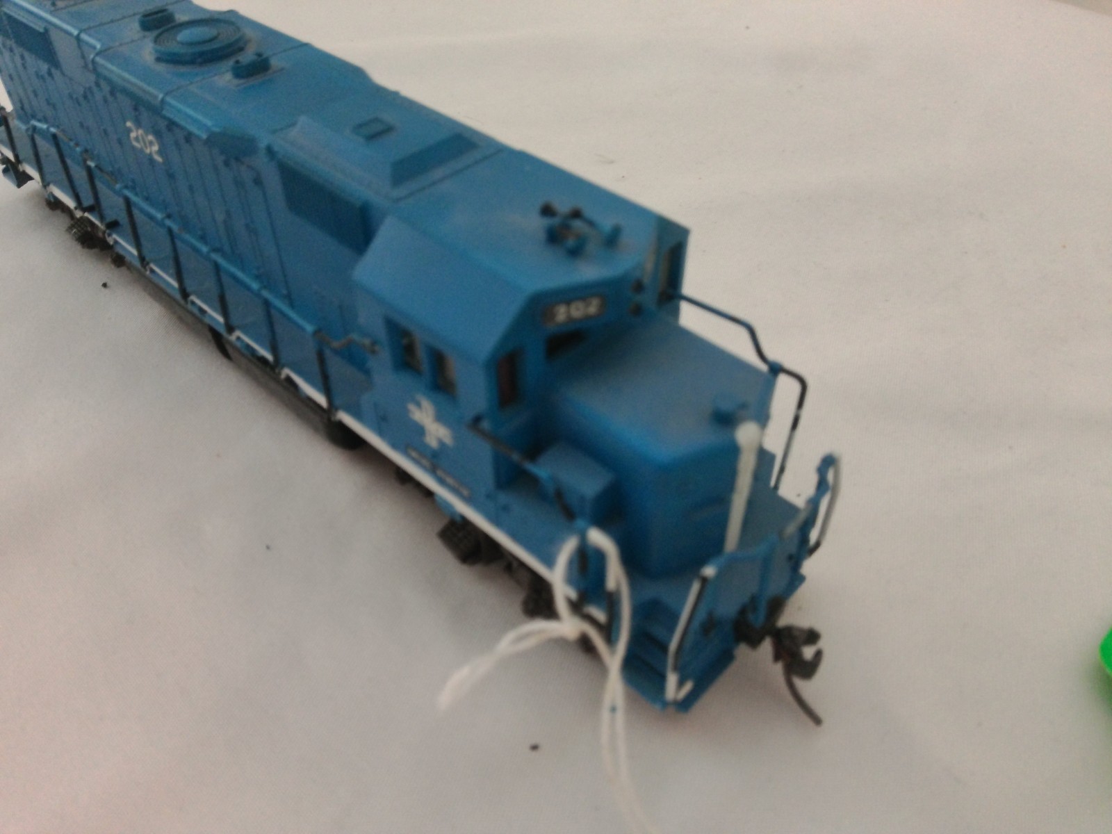 Atlas HO Scale EMD GP38-2 Diesel Locomotive DC Boston and Maine #202 thumbnail 7