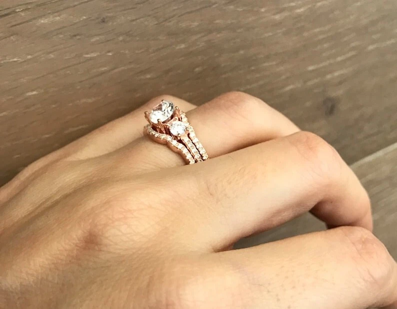 Juego de anillos de compromiso solitario corte redondo moissanita oro rosa sobre plata para mujer Foto 3 de 4