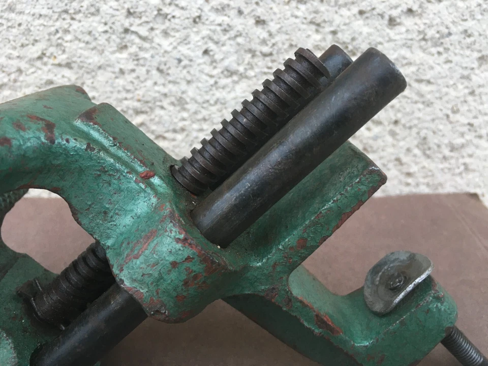 Ancien petit étau à glissières / Serrage / Etabli / Outillage - Photo 3/4