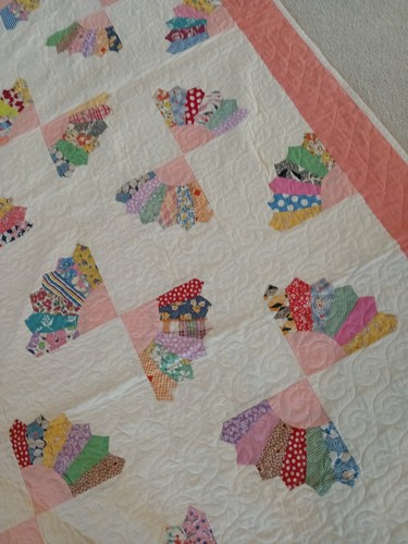 Vintage Handmade Quilt, Fan Pattern - 74" x 96" - machine quilted - Picture 21 of 24