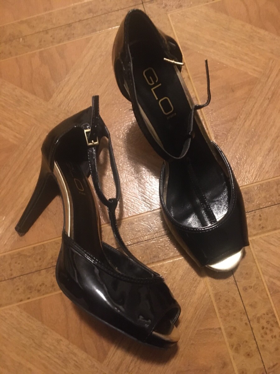 Escarpins T-Strap Glo Jeans Taille 7 US (38) - Cuir Verni Tan, Bout Ouvert, Talons Aiguilles, Occasion