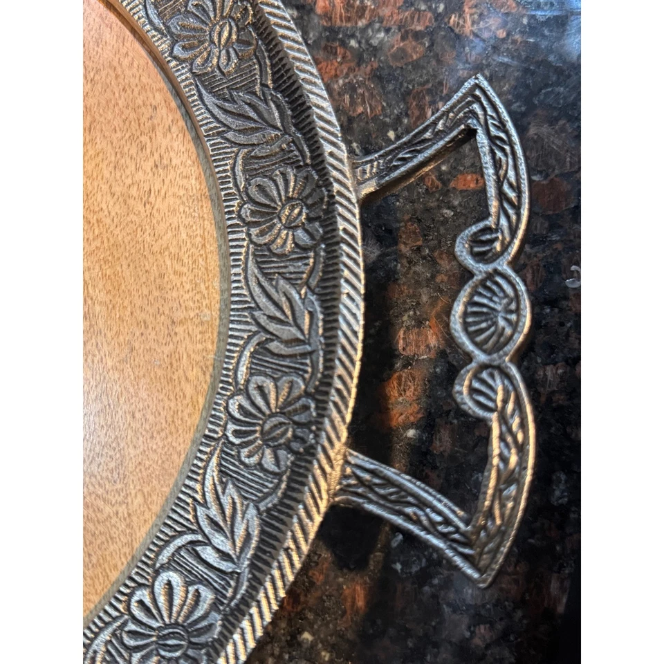 Antigua tabla de queso pan vintage decoración artística floral. Metal y madera tipo plata Foto 2 de 4