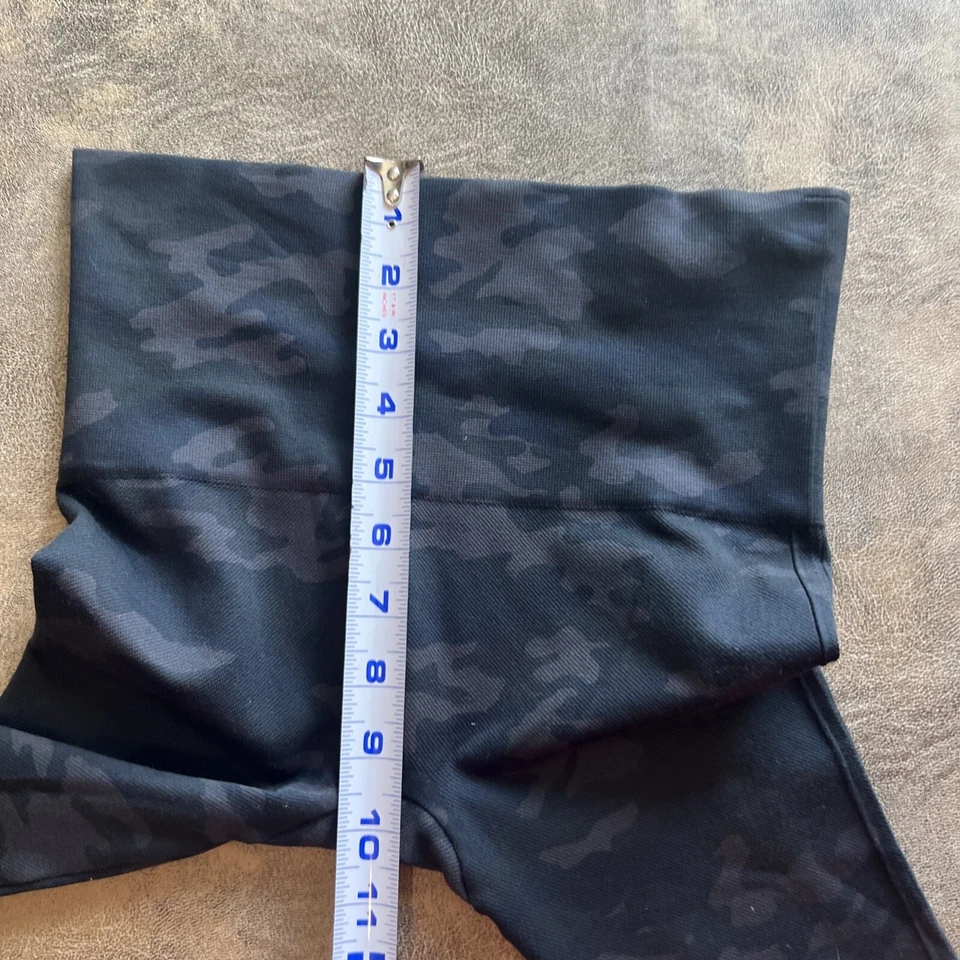 Леггинсы SPANX размер S серые камуфляжные с высокой талией узкие эластичные 25 дюймов - Изображение 4 из 4