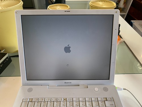 Apple iBook G4 14" x 2 (see gallery for specifications) Both tested and working - Afbeelding 18 van 23
