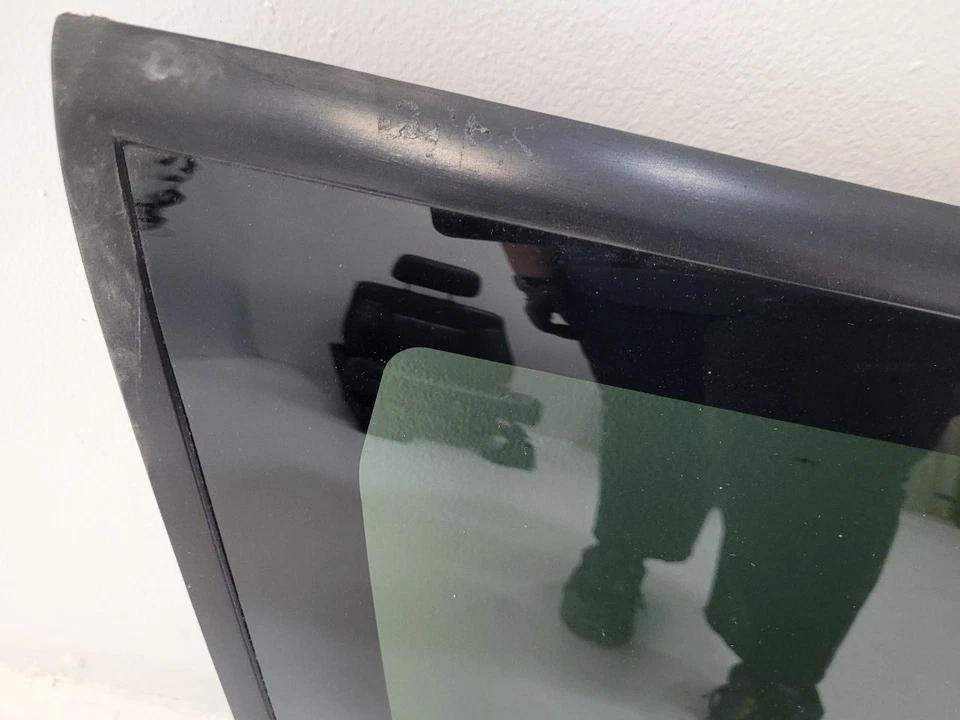 1995 - 2000 CHEVROLET TAHOE Driver Quarter Glass Classic Style With Privacy Tint - Image 3 of 4