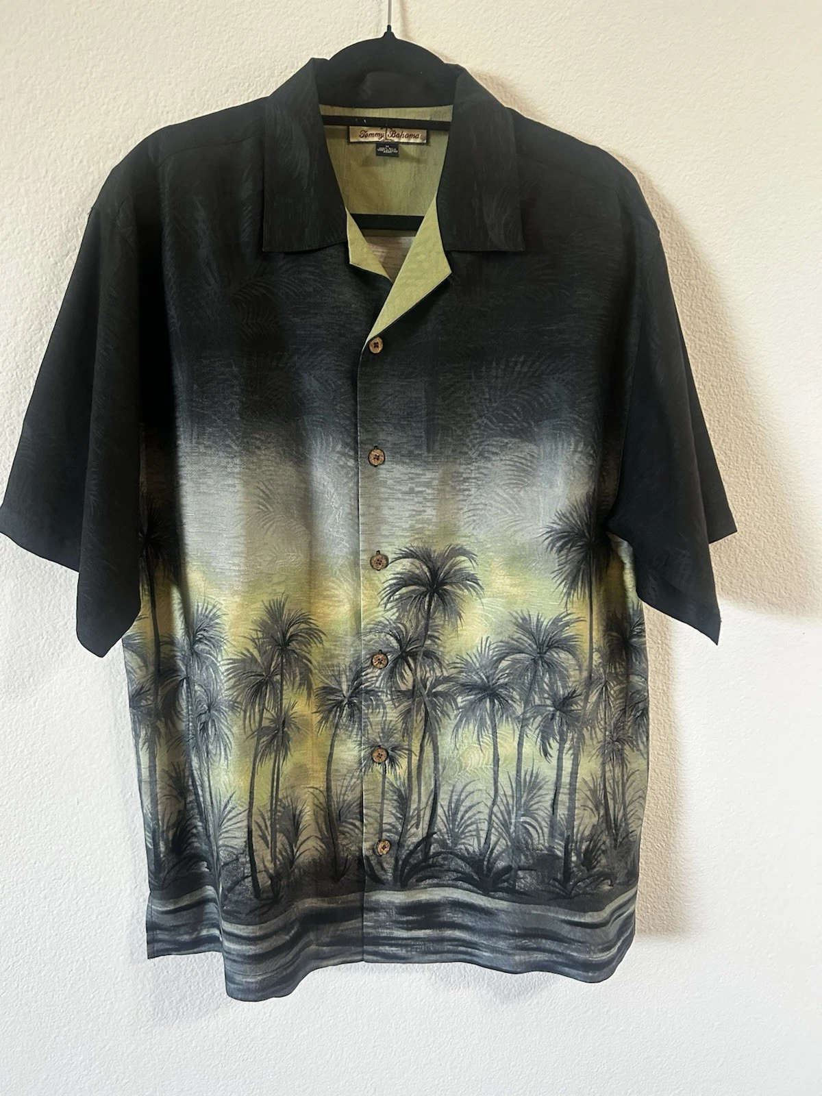 Tommy Bahama 100% Silk Hawaiian Shirt Men’s M Palm Tree Print Camp Button Front