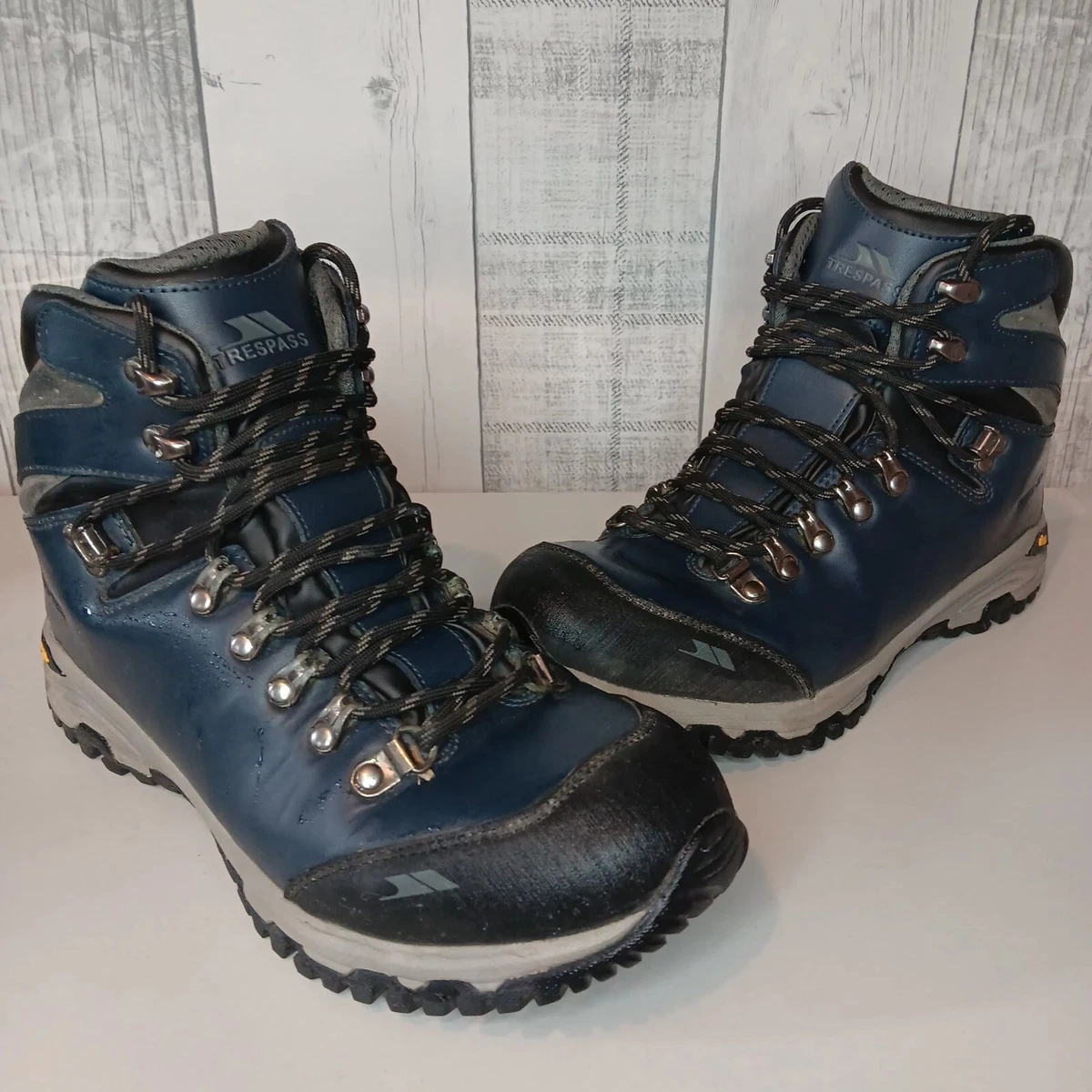Mens hiking boots top with vibram soles
