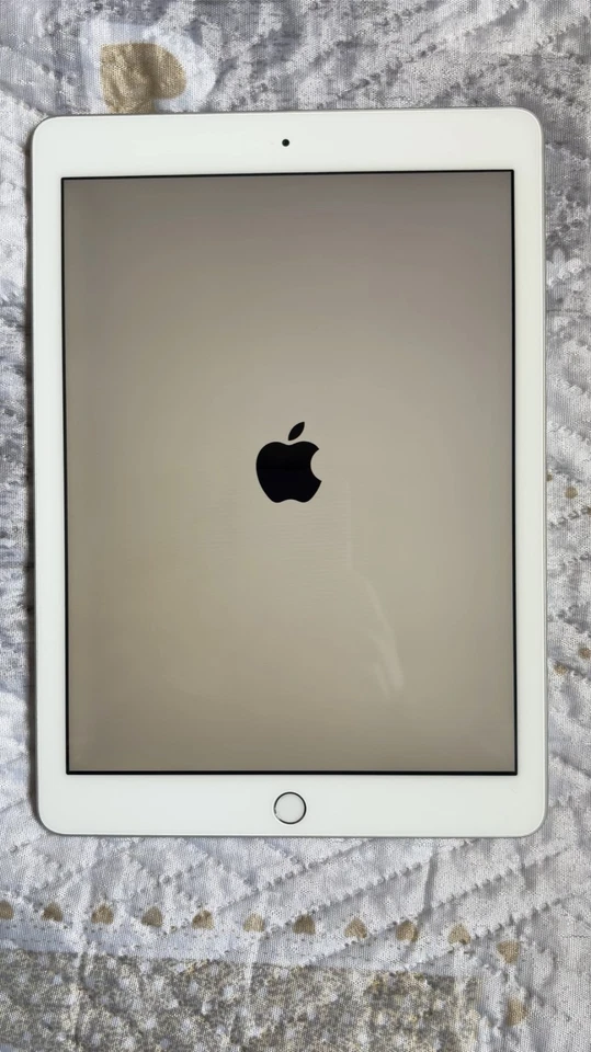 Apple iPad (6th generation) · 128GB · Wi-Fi, foto 2 di 3