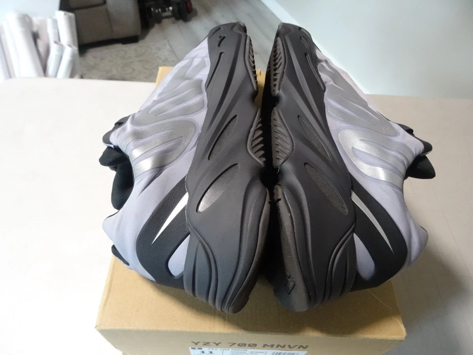Adidas Yeezy Boost 700 MNVN Geoda Talla 11 PARA HOMBRES GW9526 - OG TODO VNDS - SUPER LIMPIO Foto 4 de 4
