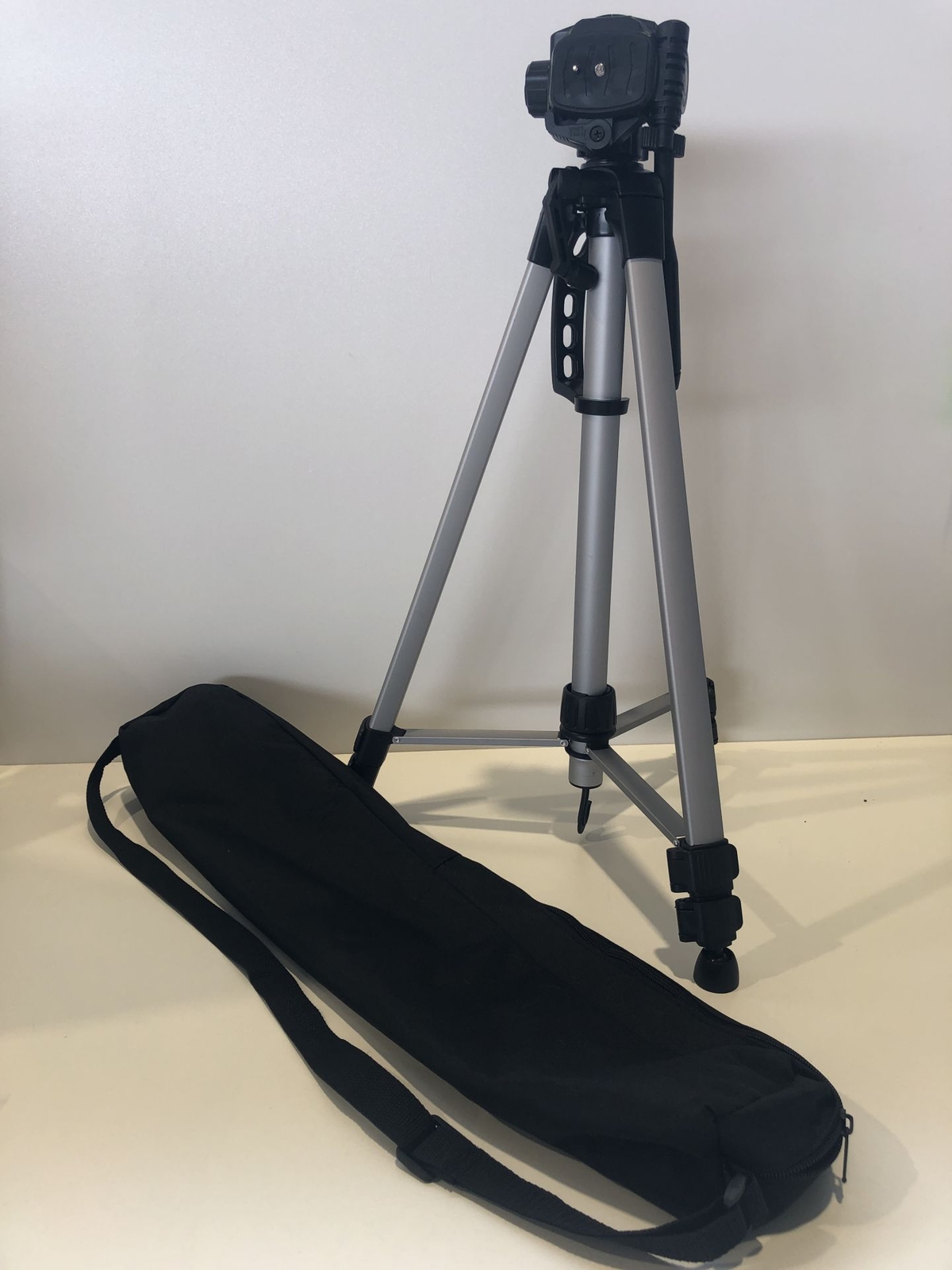 Amazon Basics - Lightweight Tripod with Bag with Bag, 152 cm, 2 pieces