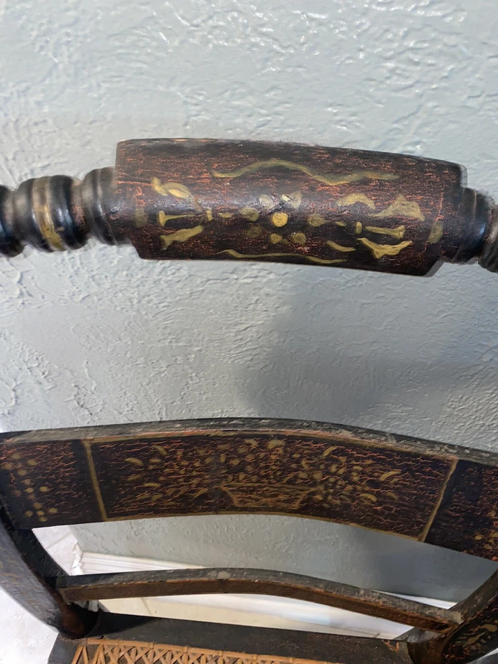 Par - Antigua silla de caña original Hitchcock pintada a mano negra y dorada de granja Foto 2 de 4