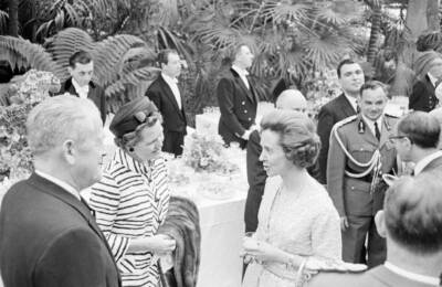 Queen Fabiolaen chats guests garden party Chateau de Laeken Br- 1968 Old Photo