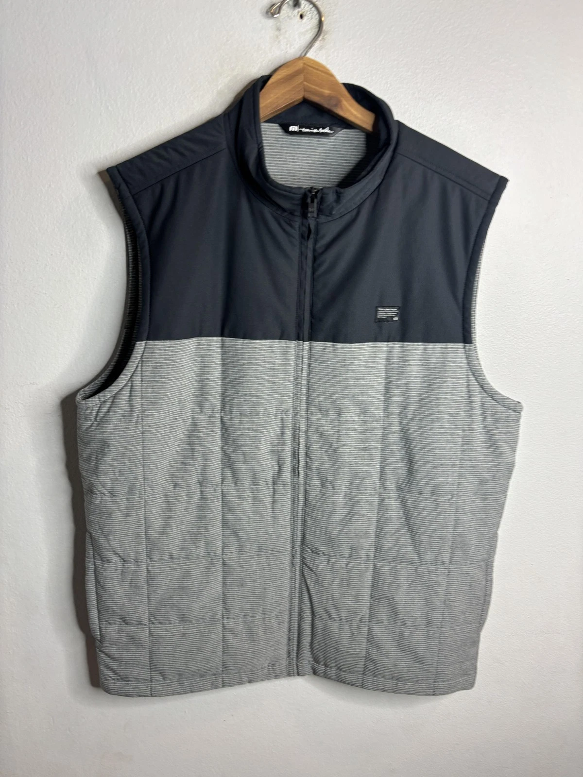 TravisMathew Vest Mens Large Gray Quilted Full Zip Padded Golf Striped Casual
