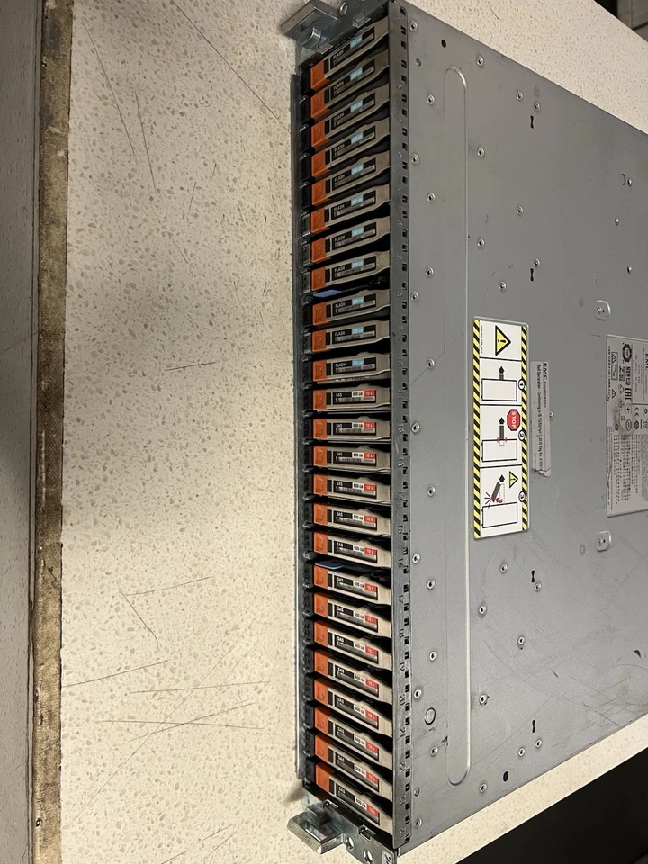 EMC SAE 25-Bay SFF Hard Disk Expansion Array 11x 200GB SSD 14x 600GB SAS HDDs - image 2 of 4