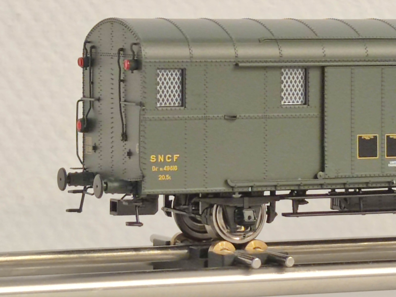 Fourgon OCEM 32 REE VB-318 pour recréer l'ambiance des gares SNCF de l'Époque III en HO