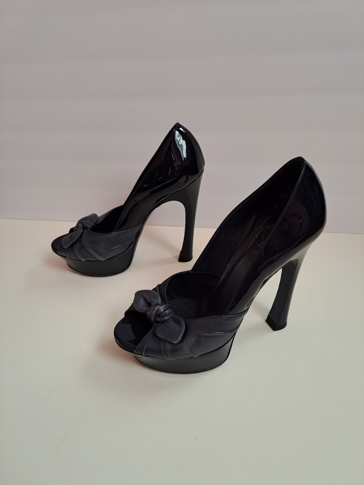 Scarpe decolte Yves Saint Laurent blu navy in pelle con plateau misura 37