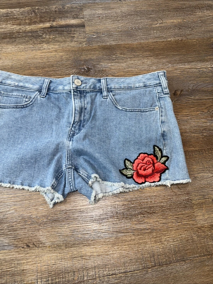 Pantalones Cortos de Jean Express Azul Rojo Floral Bordado Talla 14 Tiro Bajo Foto 3 de 4