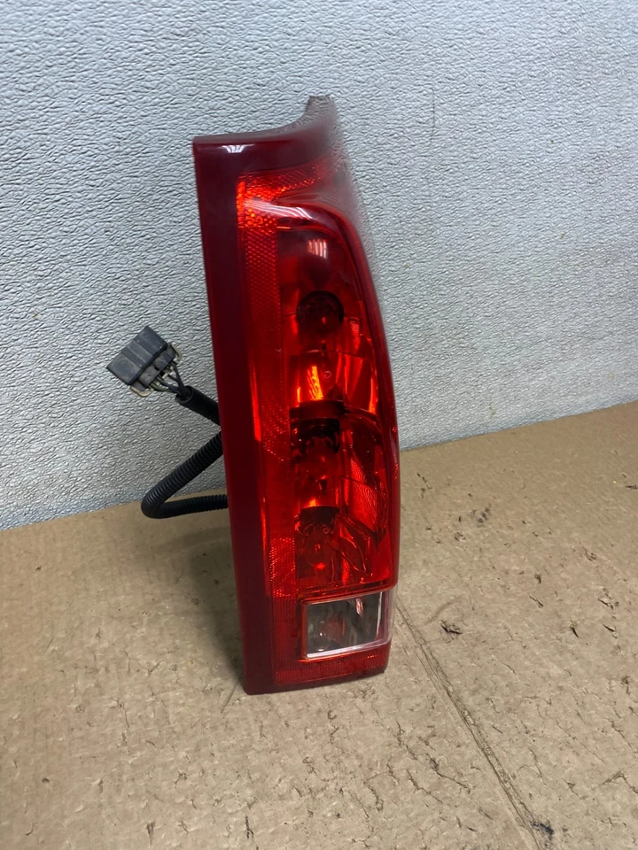 Luz trasera lateral del pasajero derecho Cadillac Escalade EXT 2002 a 2006 OEM V3766 DG Foto 3 de 4