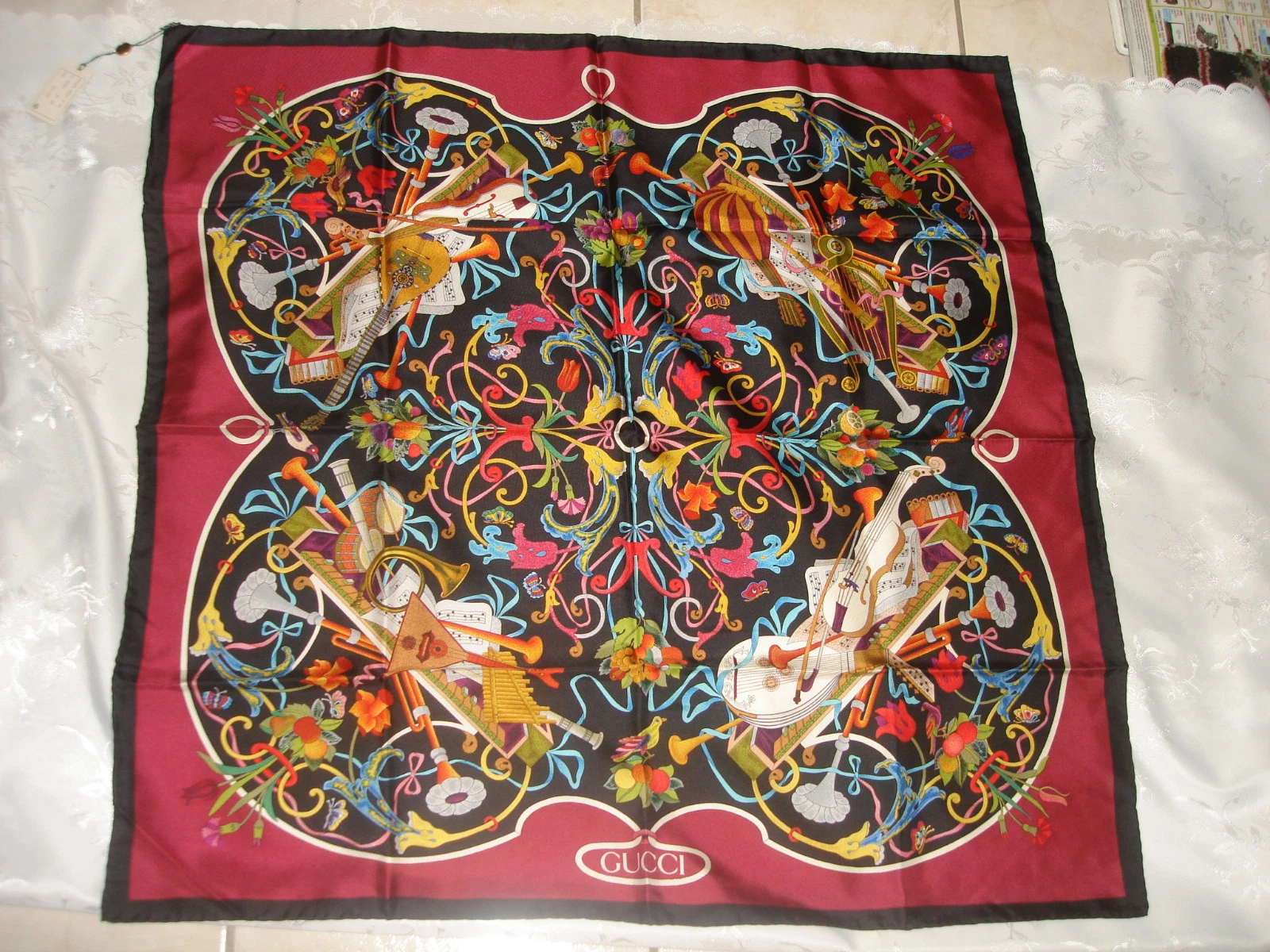 AUTHENTIQUE ÉCHARPE CHÂLE EN SOIE LAMINÉE À LA MAIN GUCCI BORDEAUX MULTICOLORES 35